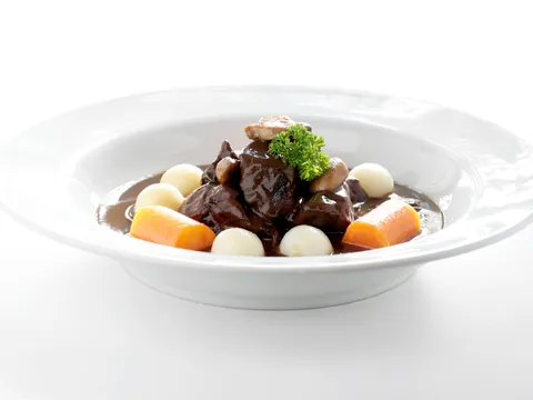 Boeuf Bourguignon, carne cozida lentamente no vinho tinto
