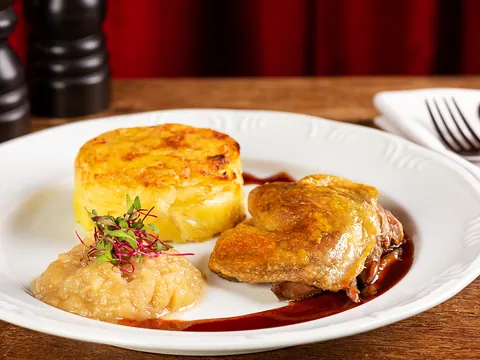 Confit de canard, coxa de pato confitada com acompanhamento