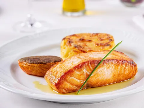 Salmão grelhado com batata gratinada e tomate assado
