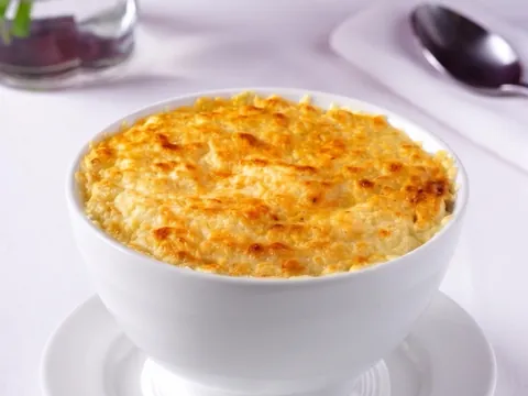 Soupe à L'Oignon gratinada servida em tigela de porcelana